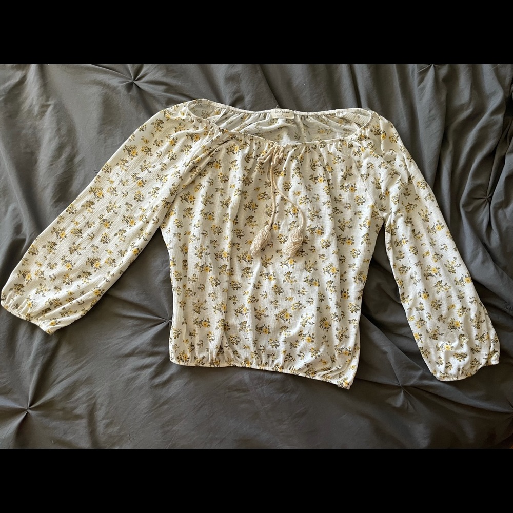 PRICE ⬇️🌼Free Kisses Prairie Top🌼 *SEE PHOTOS*